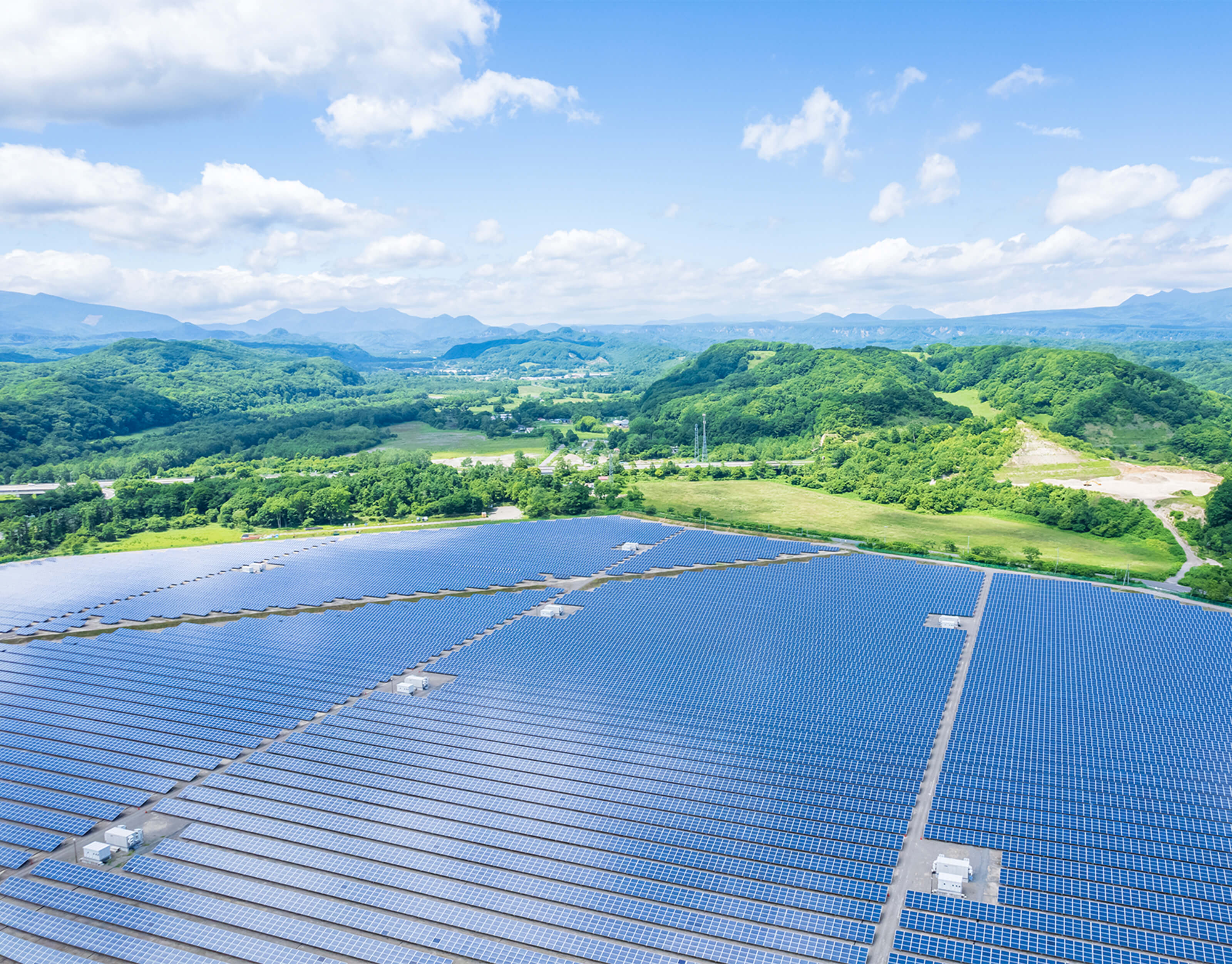 自然の山の中にある太陽光発電