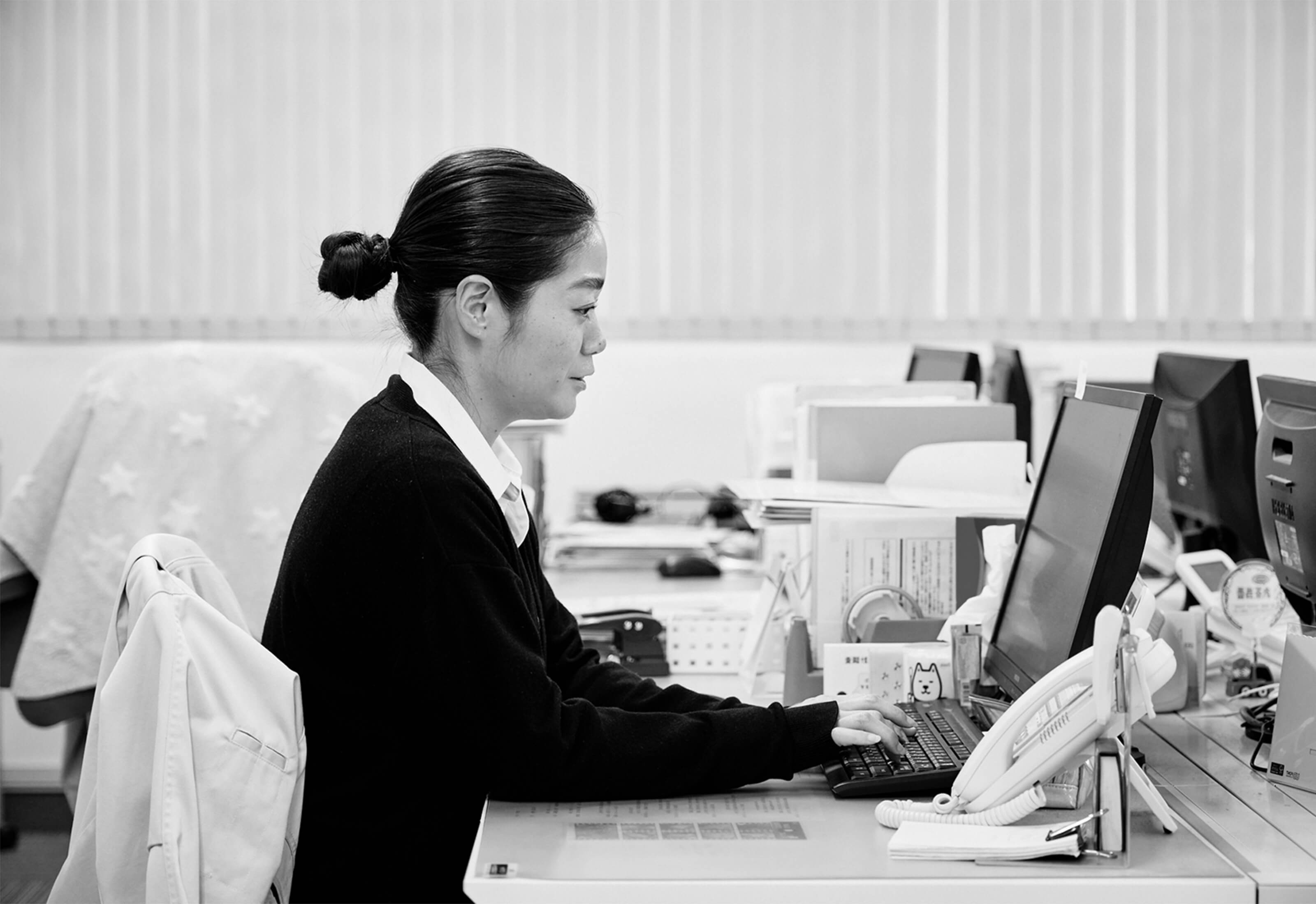 デスクワークをしている女性事務員