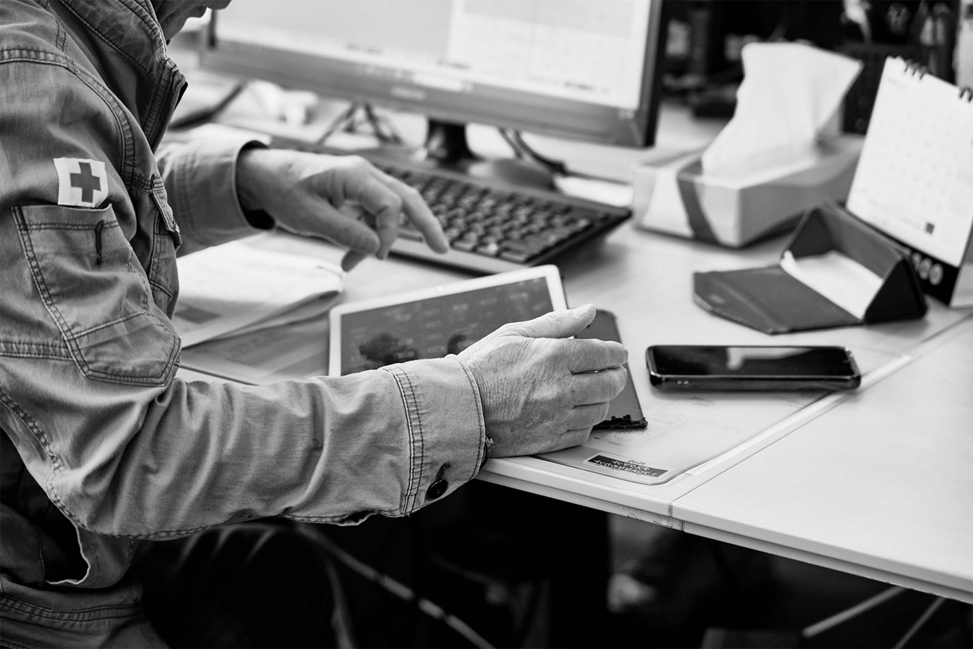 デスクワークでタブレットを操作している様子