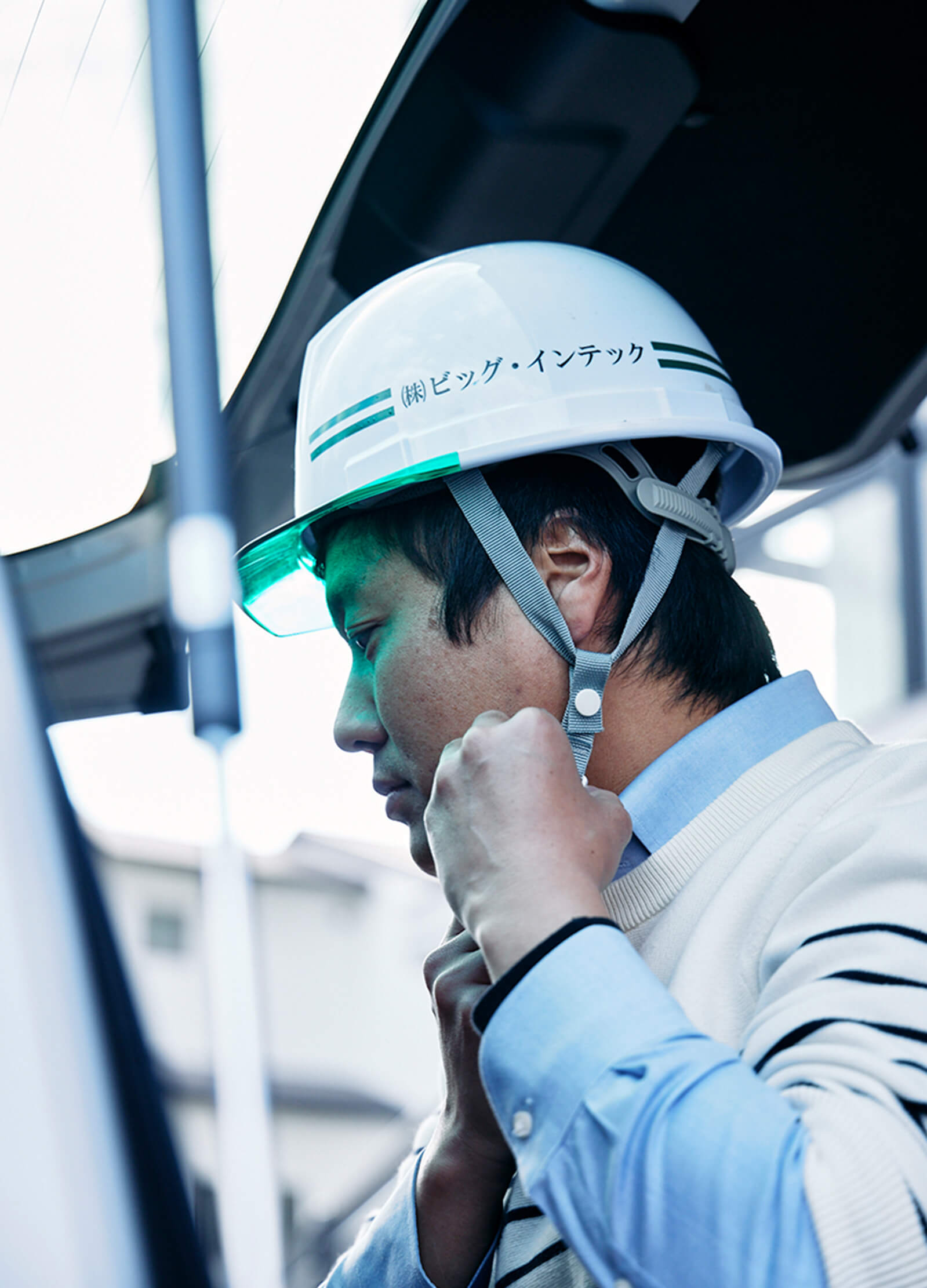ヘルメットをかぶっている制服姿の男性