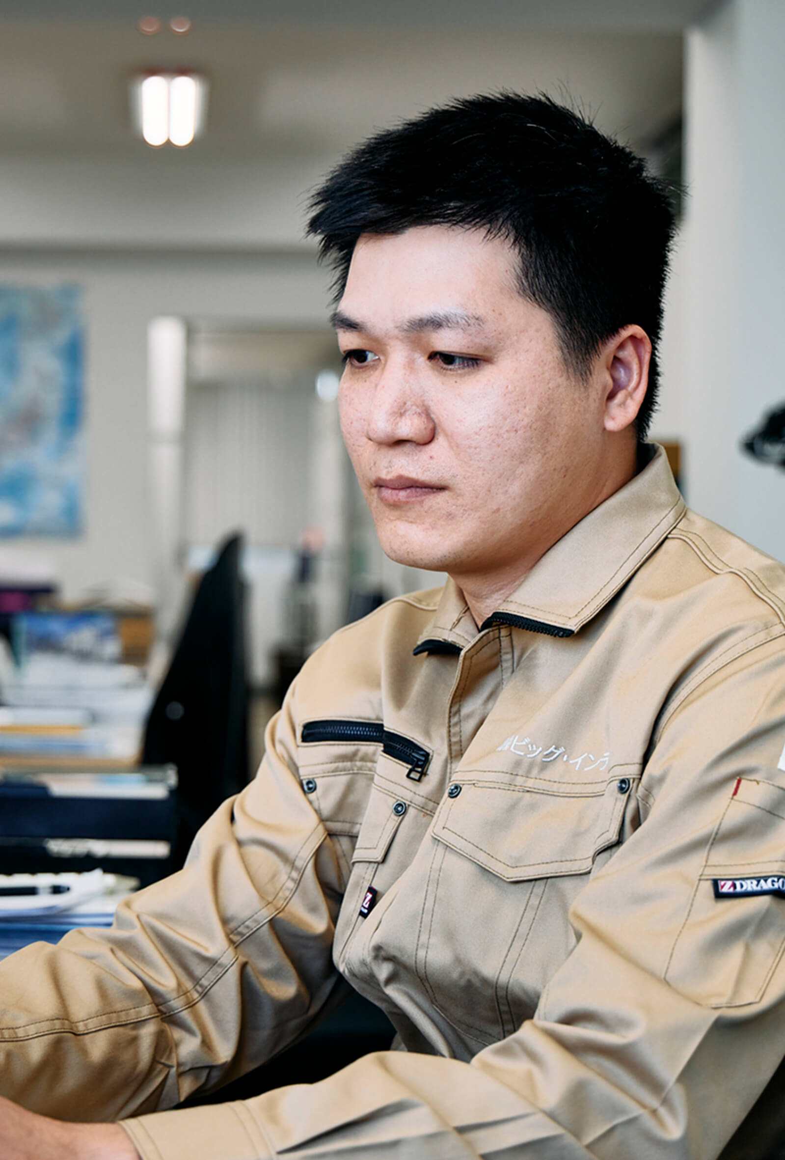 デスクワークをしている男性