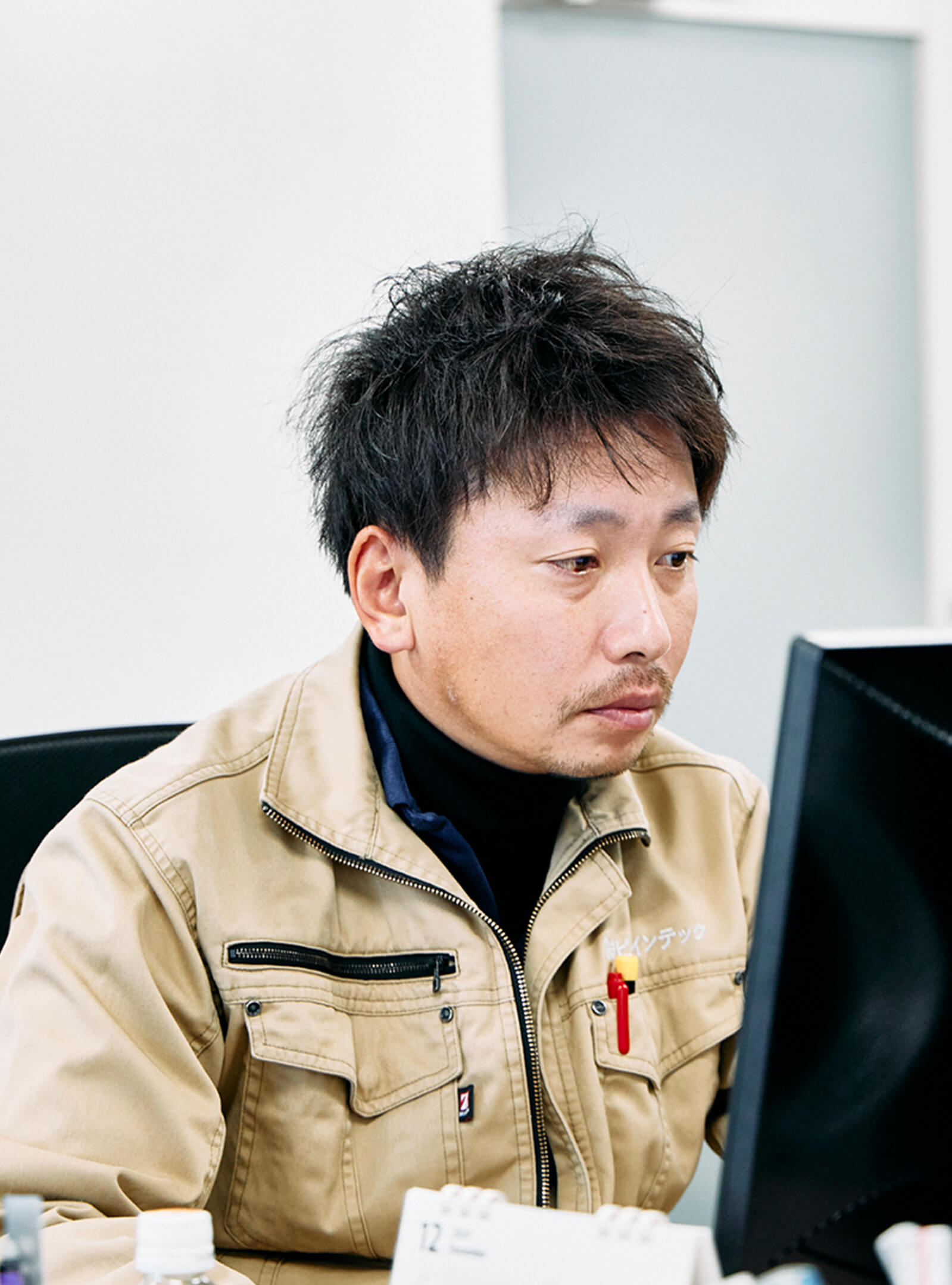 デスクワークをしている男性