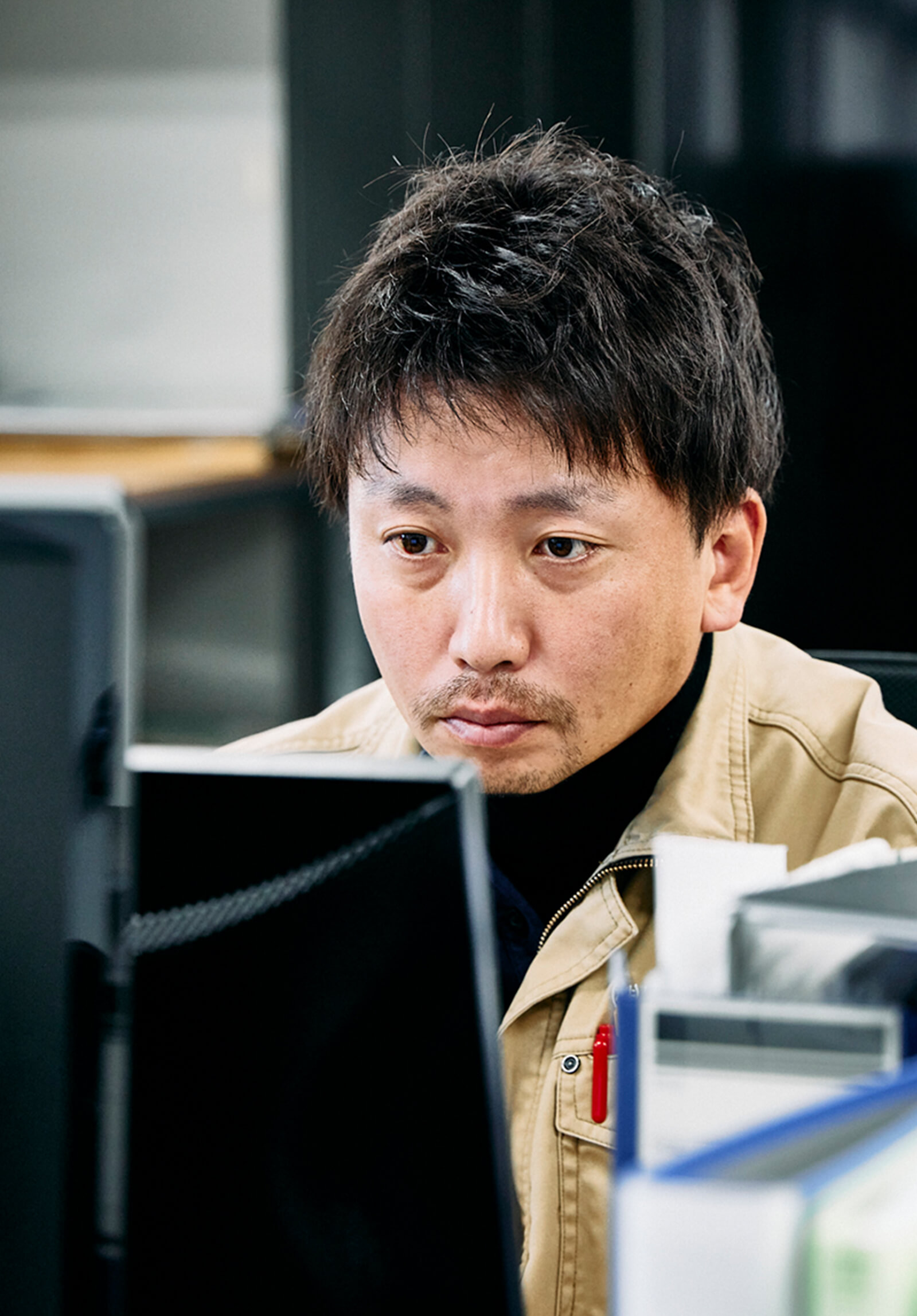 デスクワークをしている男性