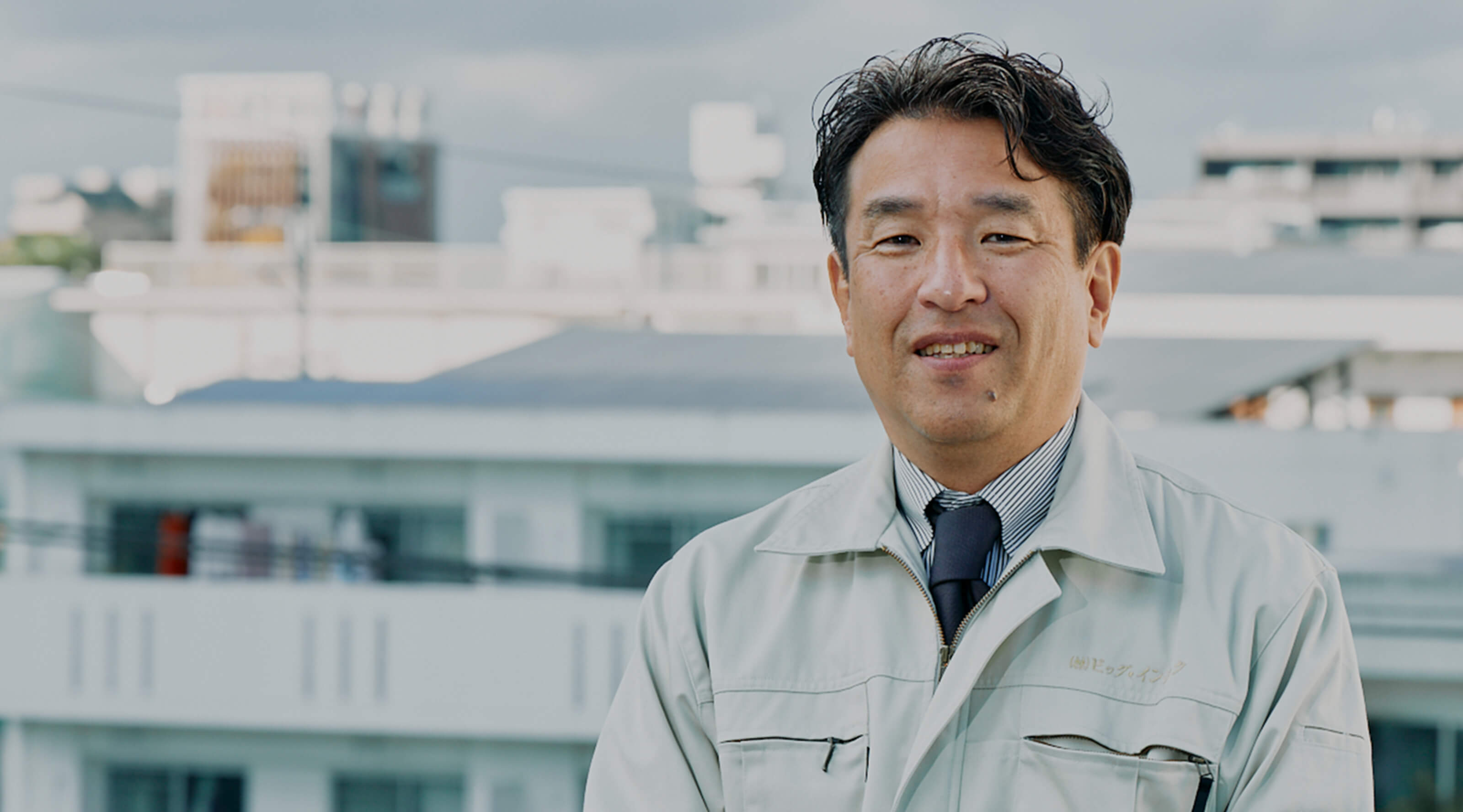 制服姿の笑顔の男性