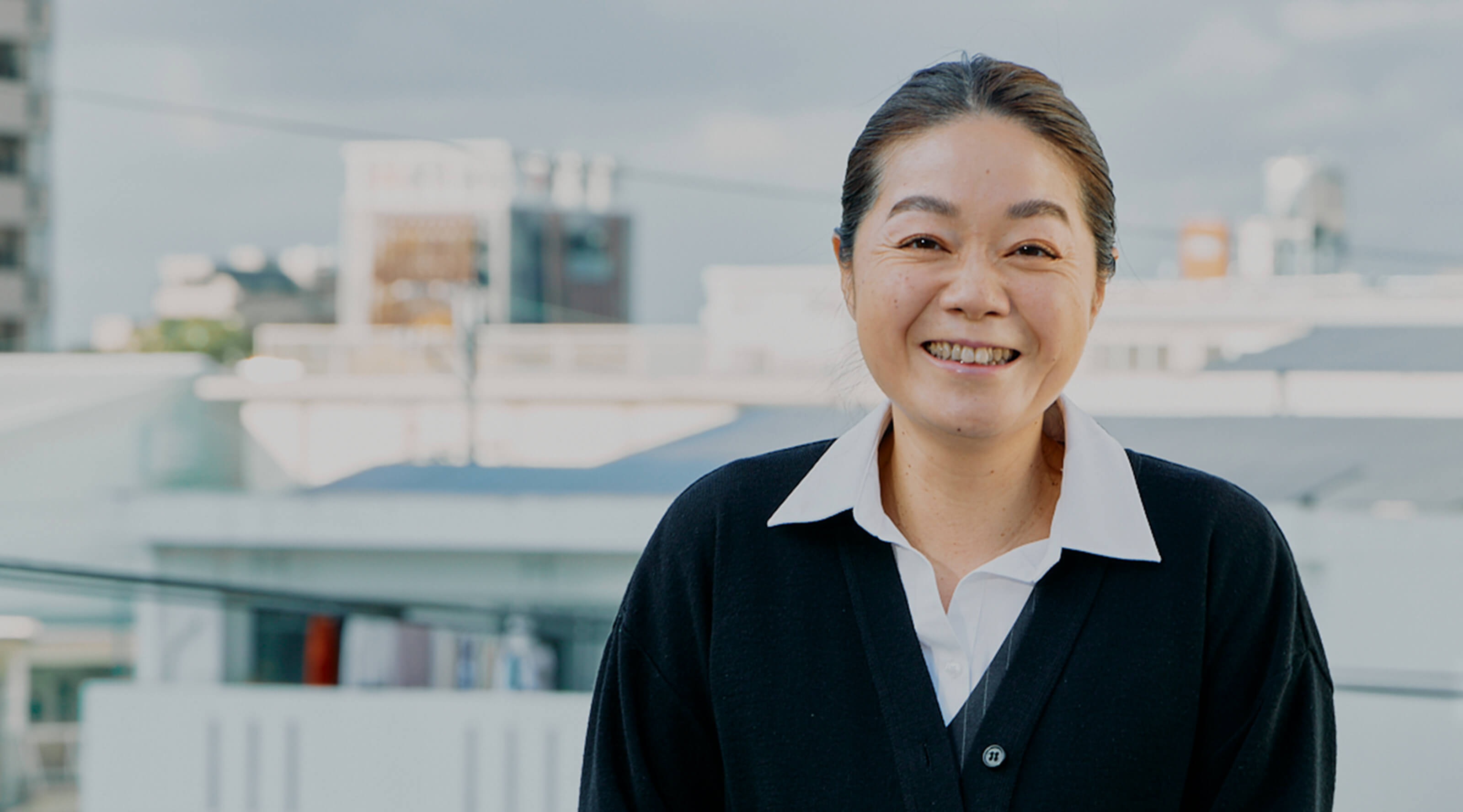 制服姿の笑顔の女性