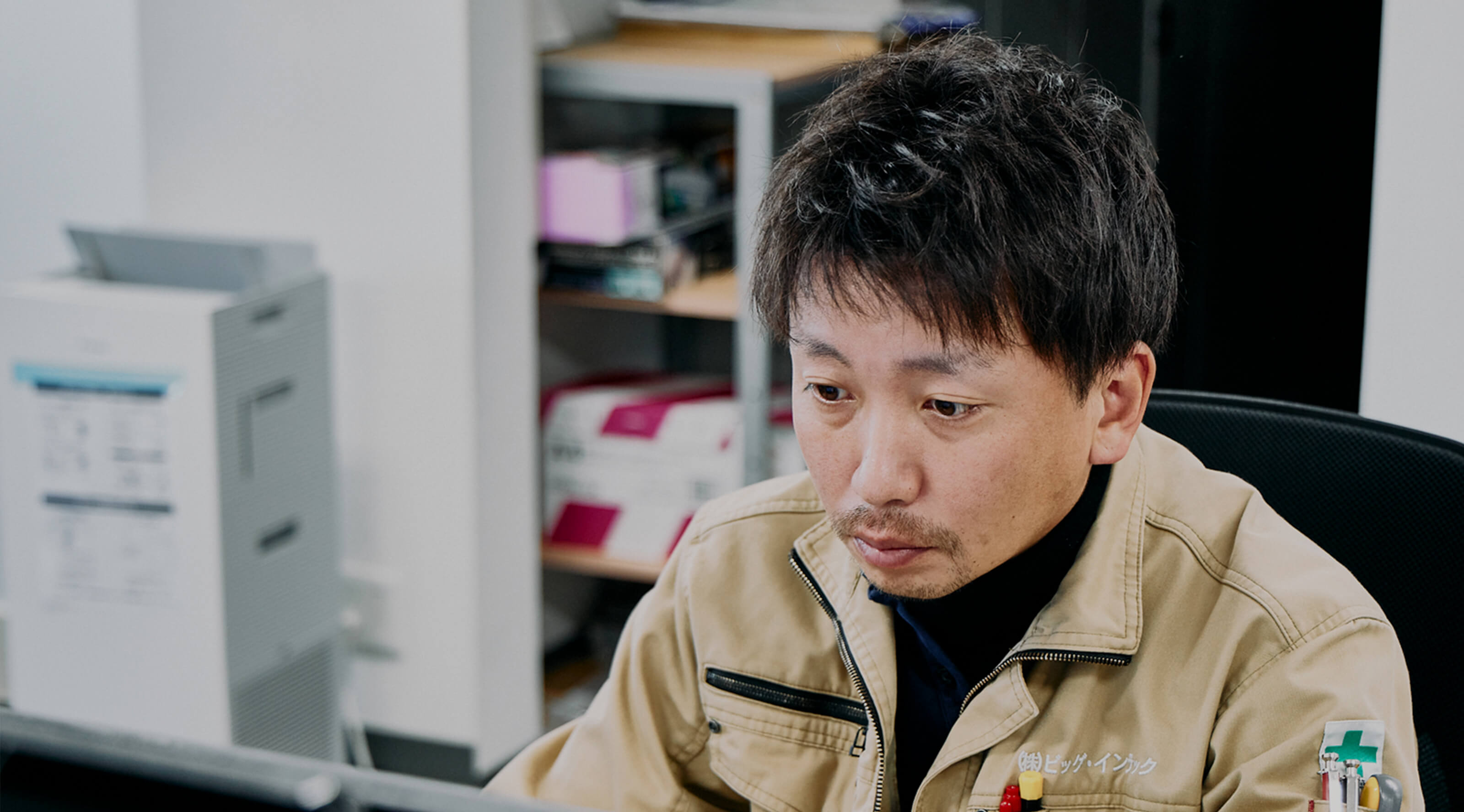 デスクワークをしている男性