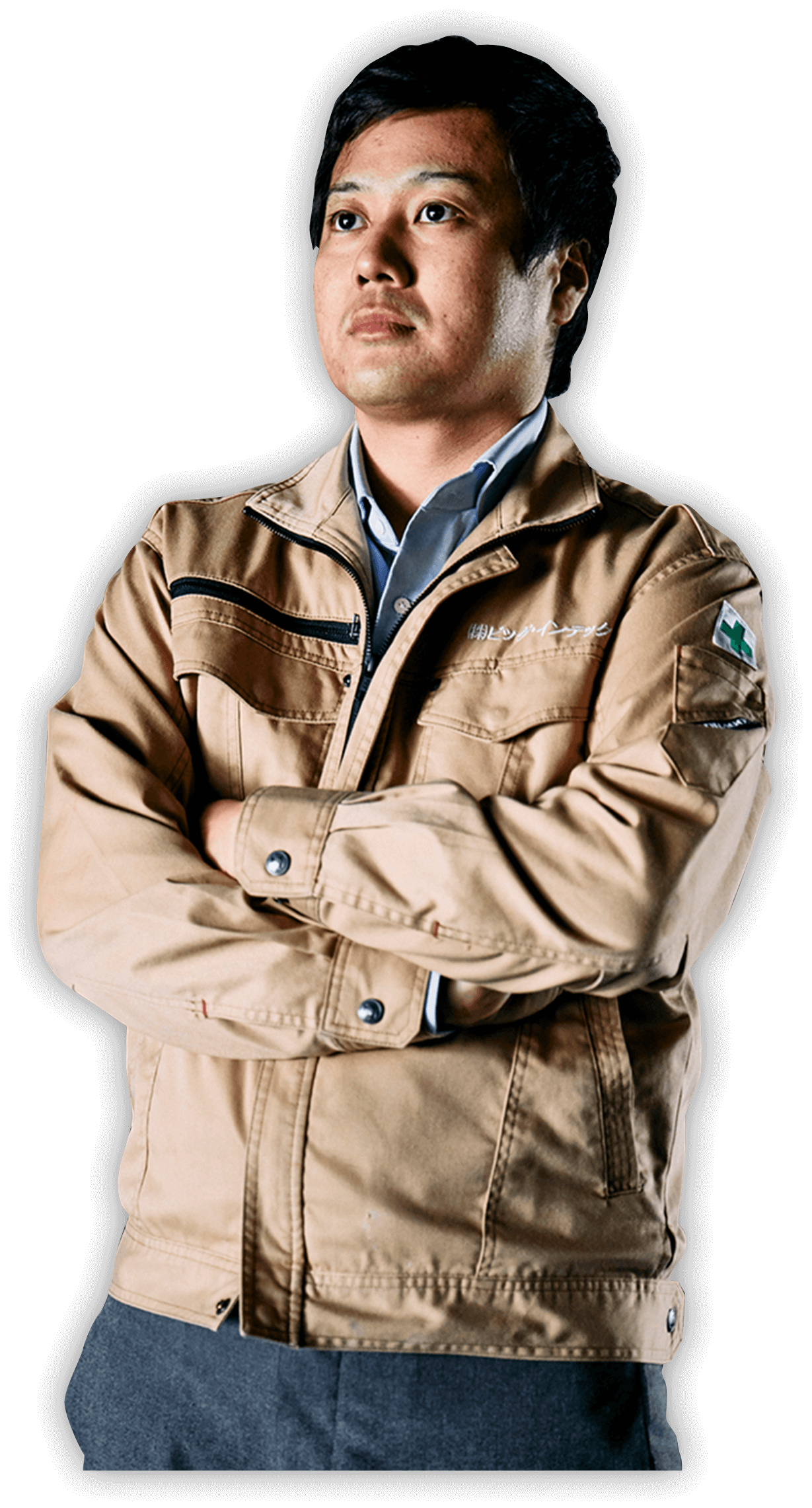 腕を組んで遠くを見つめている制服姿の男性