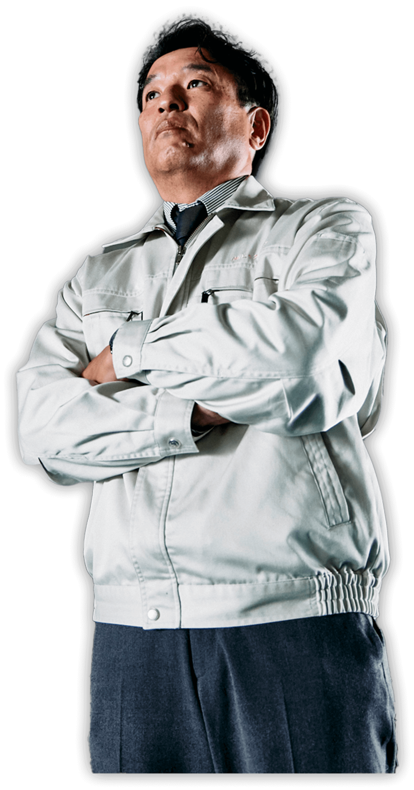 腕を組んで遠くを見つめている制服姿の男性