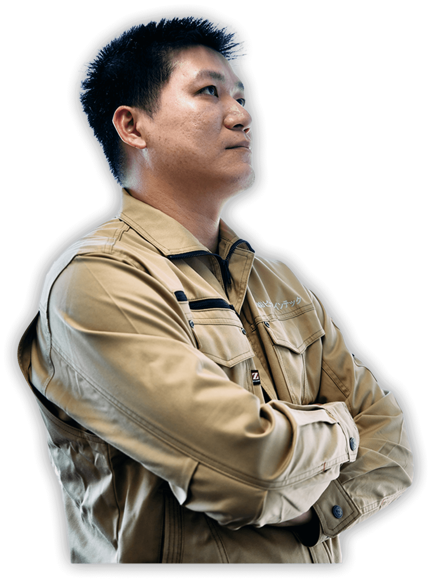 腕を組んで遠くを見つめている男性