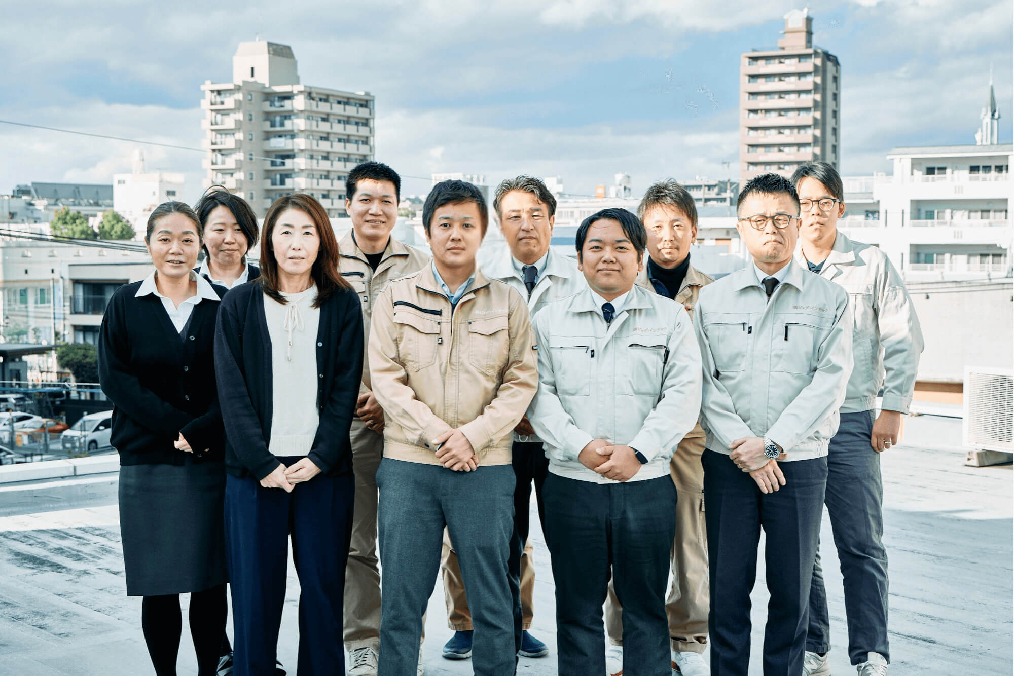 男女の従業員が並んでいる様子