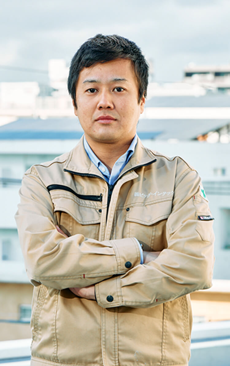 腕を組んでいる男性