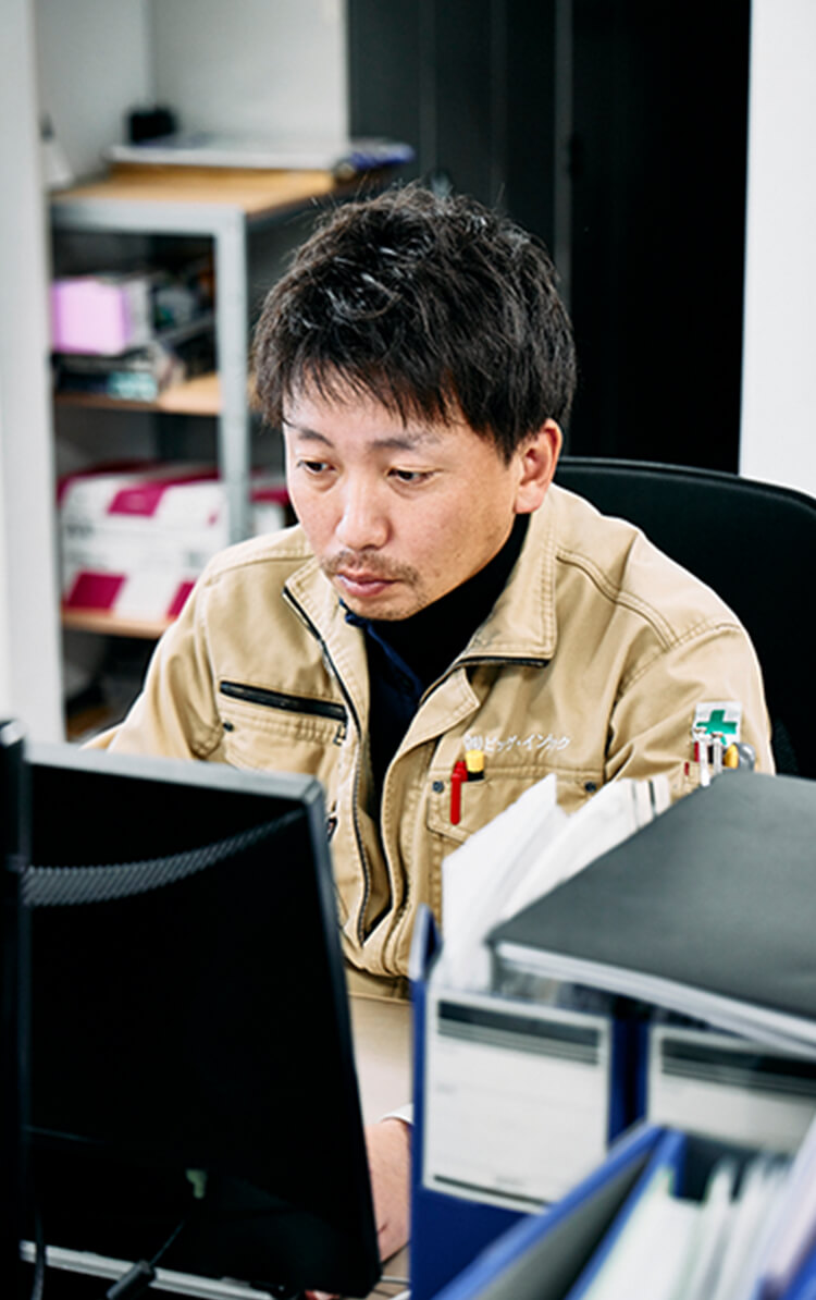 デスクワークをしている男性