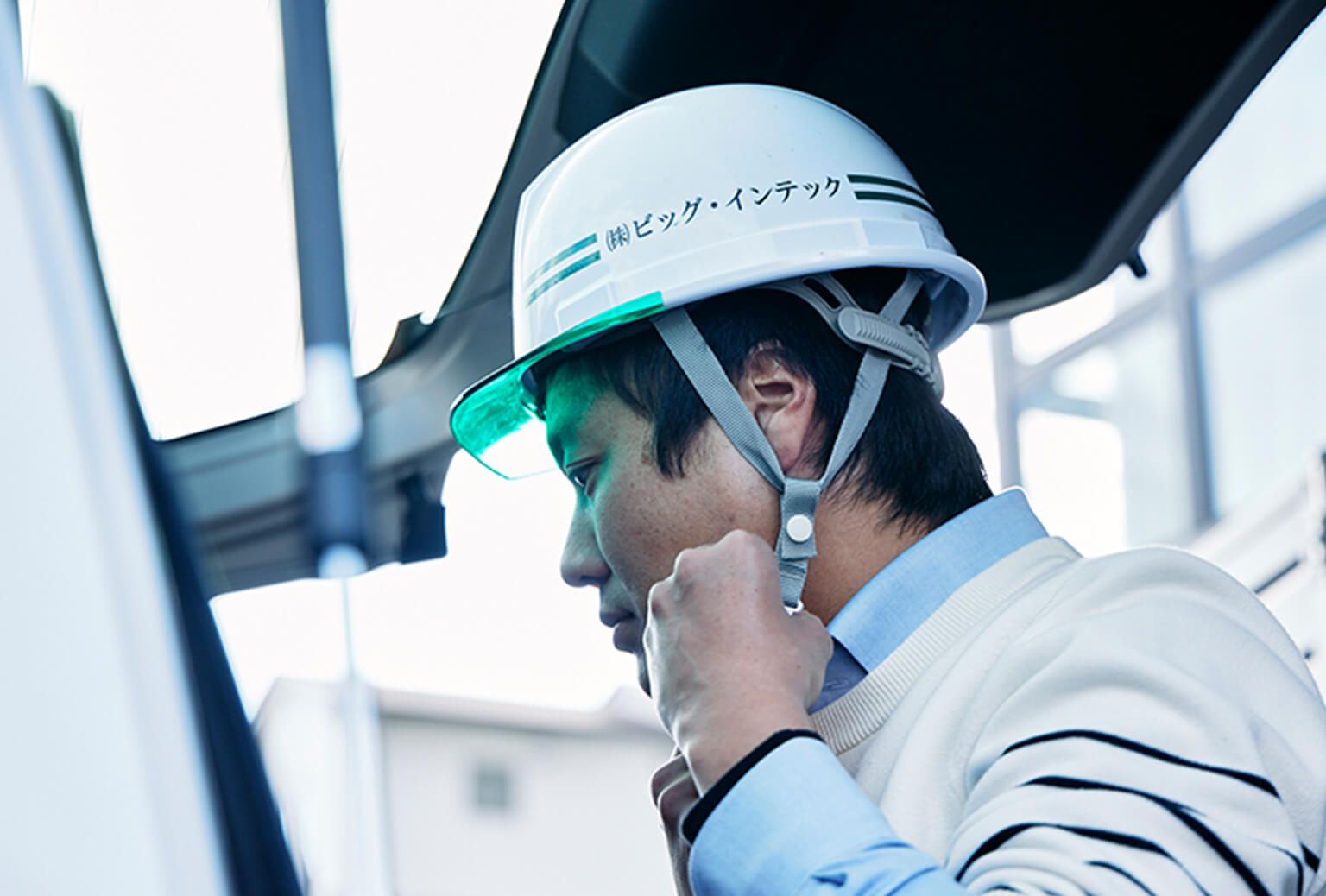 ヘルメットをかぶっている男性