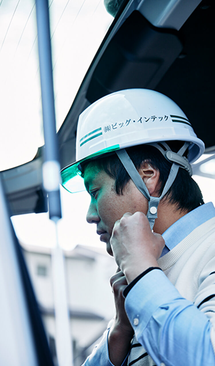 ヘルメットをかぶっている男性