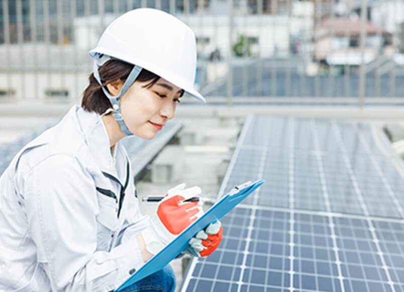 ヘルメットを被って調査をしている女性